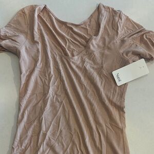 Numi sweatproof signature short sleeve M in light tan (“almond”) NWT